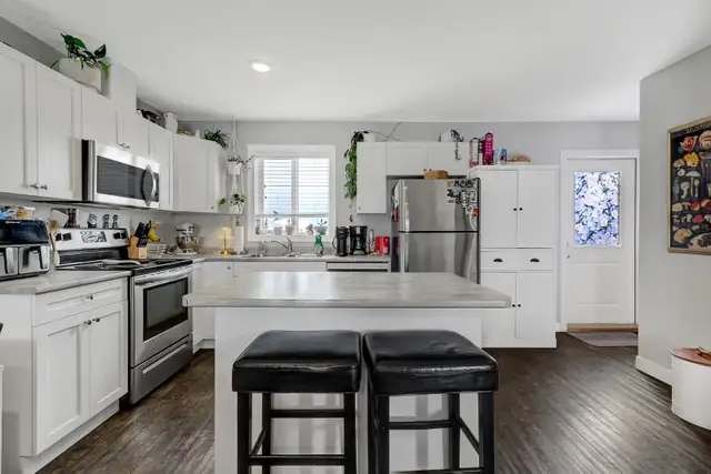 3 Bed 1.5 Bath Townhouse in Clairmont Available May 1st! - Photo 2