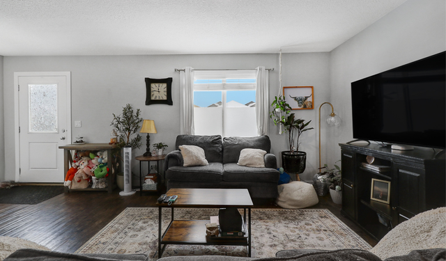 3 Bed 1.5 Bath Townhouse in Clairmont Available May 1st! - Photo 4