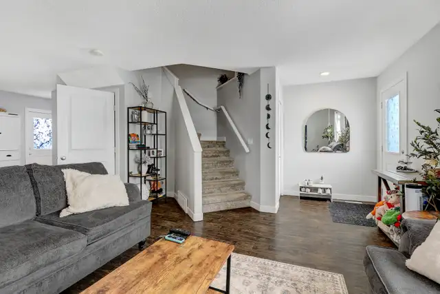 3 Bed 1.5 Bath Townhouse in Clairmont Available May 1st! - Photo 5