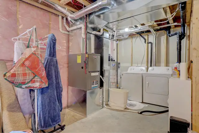 3 Bed 1.5 Bath Townhouse in Clairmont Available May 1st! - Photo 9