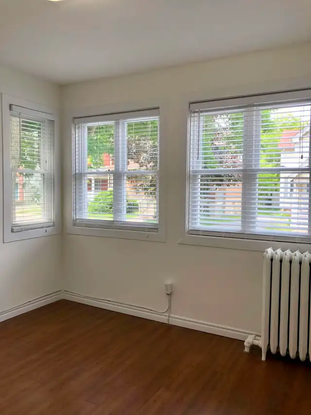 STEPS FROM QUEEN'S - BEAUTIFUL INCLUSIVE 3 BEDROOM! - Photo 3