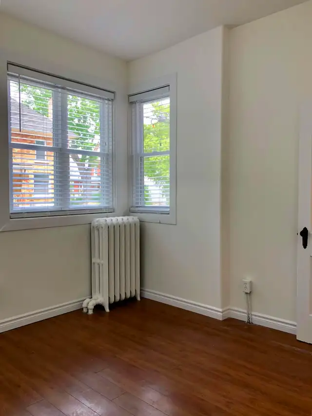 STEPS FROM QUEEN'S - BEAUTIFUL INCLUSIVE 3 BEDROOM! - Photo 4