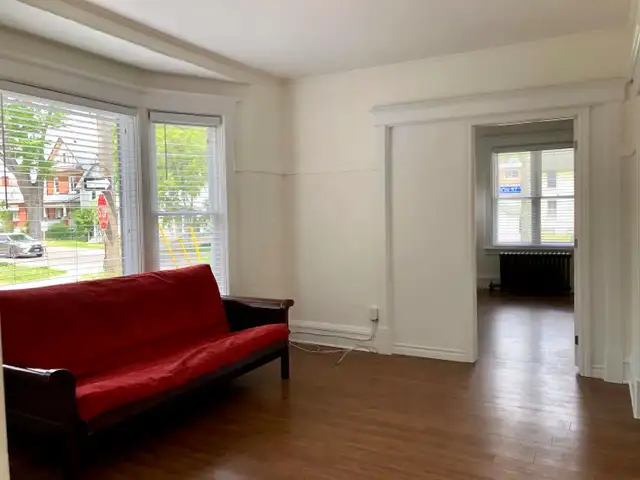 STEPS FROM QUEEN'S - BEAUTIFUL INCLUSIVE 3 BEDROOM! - Photo 6