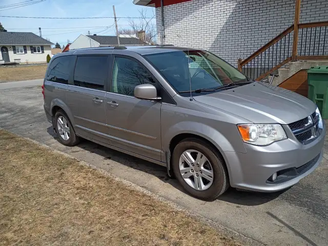 Dodge Caravan 2016 Crew 13,000nég