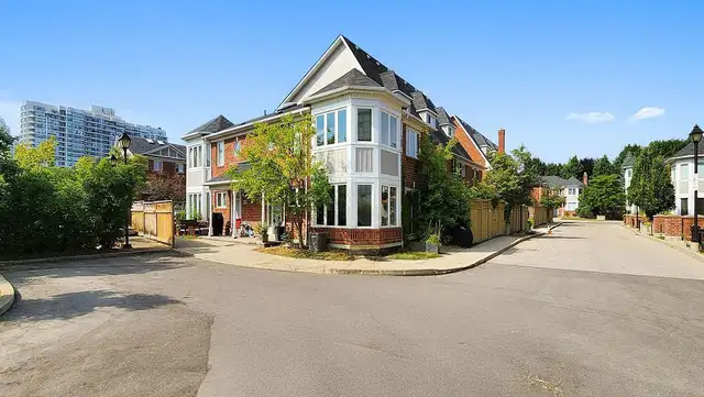 Superb Townhome in Thornhill - Photo 2