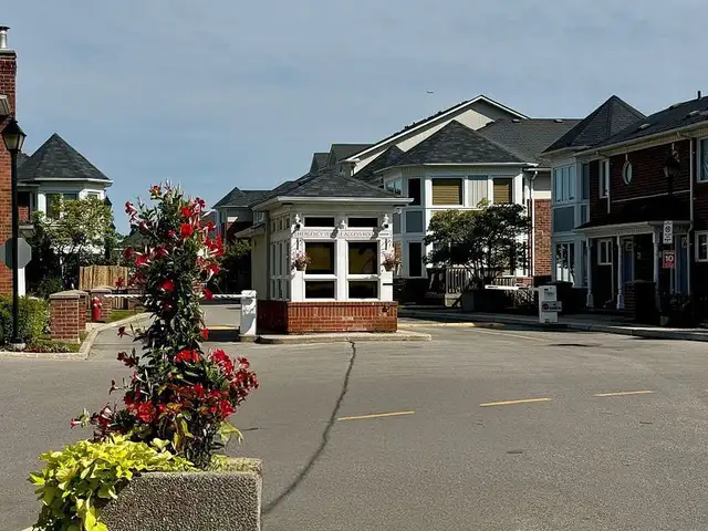 Superb Townhome in Thornhill - Photo 3