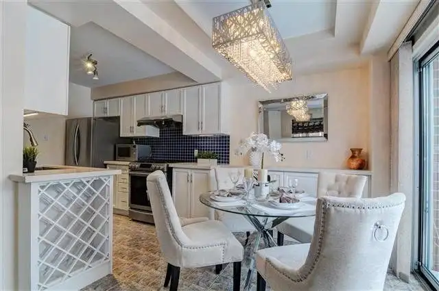 Superb Townhome in Thornhill - Photo 10