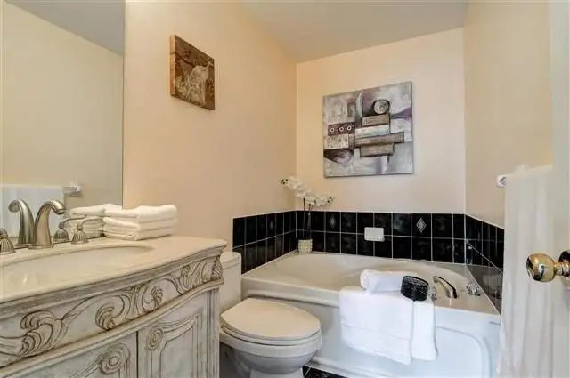 Superb Townhome in Thornhill - Photo 13