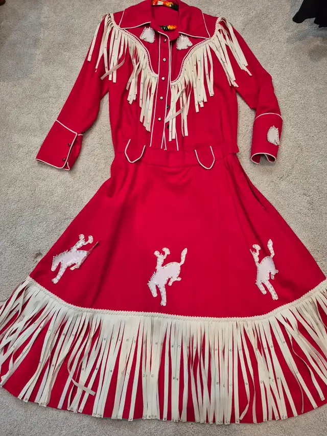 ACTOR/SINGER WARDROBE SALE ON GOWNS - Photo 10