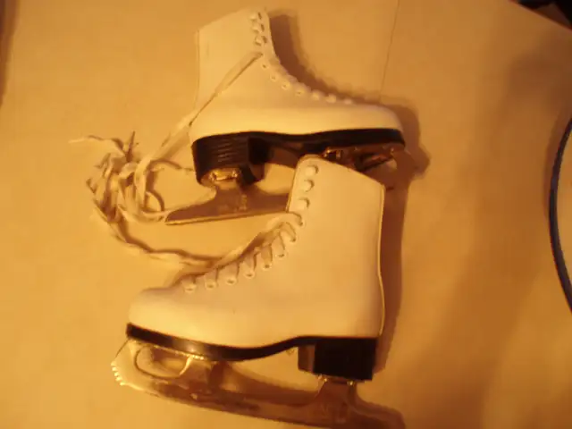 CHILD’S  -  GIRL’S  FIGURE SKATES  -  SIZE  8  -  LIKE NEW