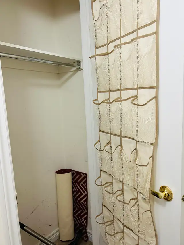 Furnished room with attached washroom and separate entrance - Photo 3