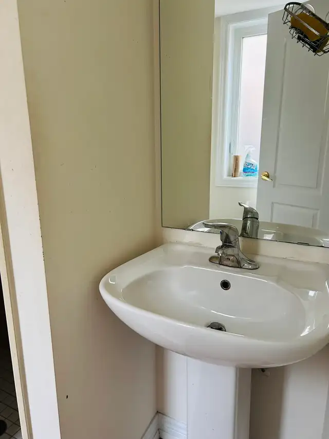 Furnished room with attached washroom and separate entrance - Photo 5