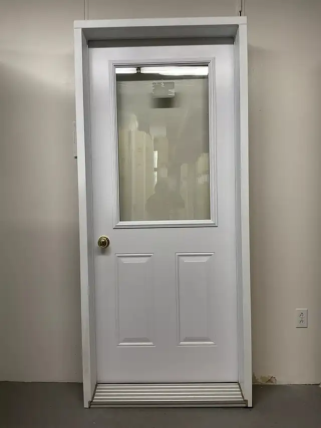 1362PA Porte d’acier 34″D Blanc Poignée laiton verre clair 23×37