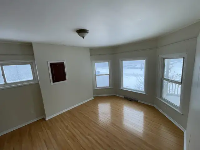 WELLAND Charming & Spacious 2 Bed Apartment Main Floor - Photo 3