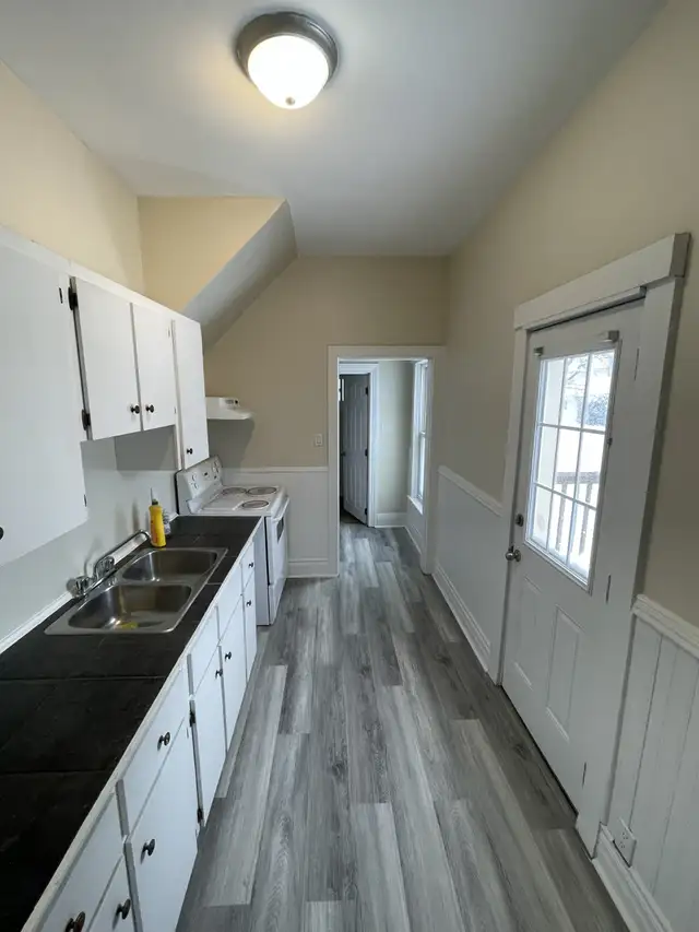 WELLAND Charming & Spacious 2 Bed Apartment Main Floor - Photo 5