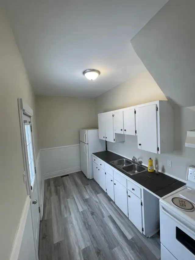 WELLAND Charming & Spacious 2 Bed Apartment Main Floor - Photo 6