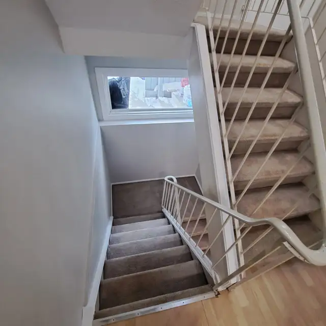 Bright & Spacious 3-Bedrm Townhm| Fenced Yard | 2 Parking Stalls - Photo 6