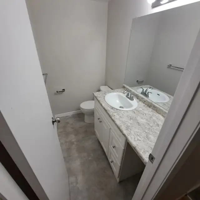 Bright & Spacious 3-Bedrm Townhm| Fenced Yard | 2 Parking Stalls - Photo 7