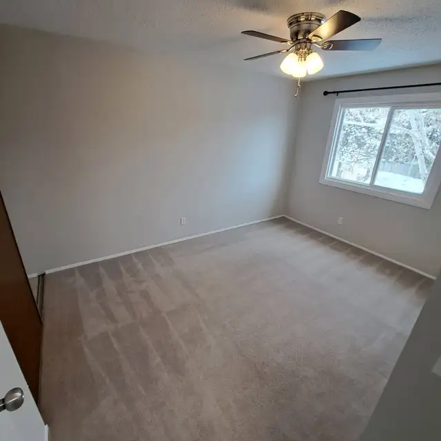 Bright & Spacious 3-Bedrm Townhm| Fenced Yard | 2 Parking Stalls - Photo 9