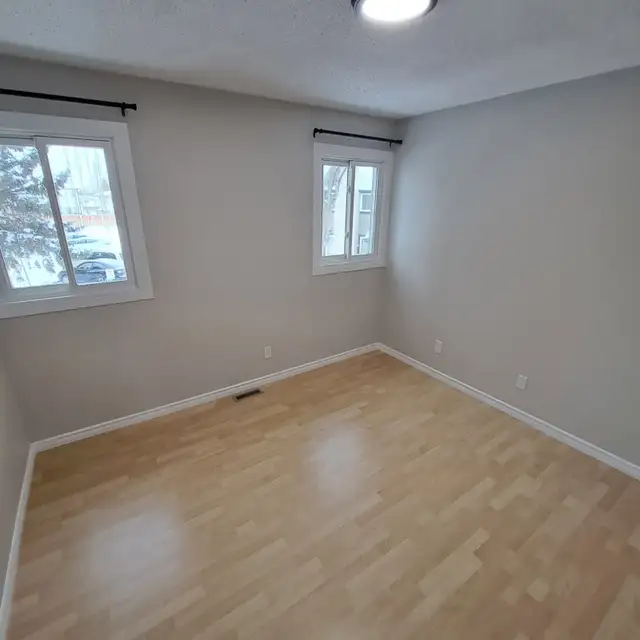 Bright & Spacious 3-Bedrm Townhm| Fenced Yard | 2 Parking Stalls - Photo 10