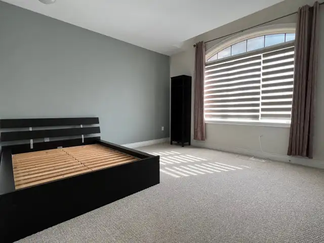 Large Room for rent in Sharon, East Gwillimbury - Photo 2