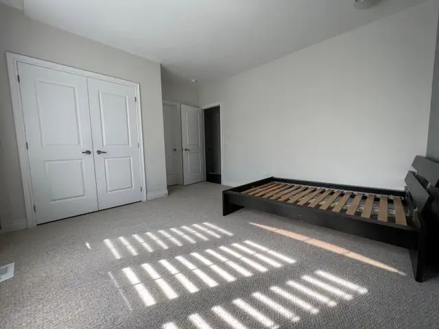 Large Room for rent in Sharon, East Gwillimbury - Photo 3