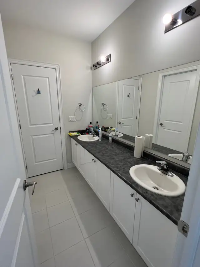 Large Room for rent in Sharon, East Gwillimbury - Photo 4