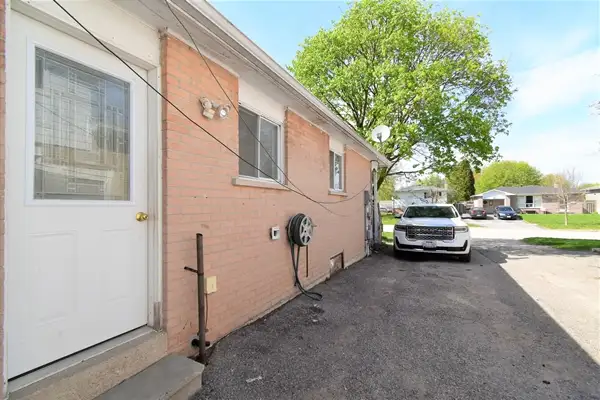 Beautiful 2 Bed, 2 Bath Basement Apartment, College Cres. - Photo 2