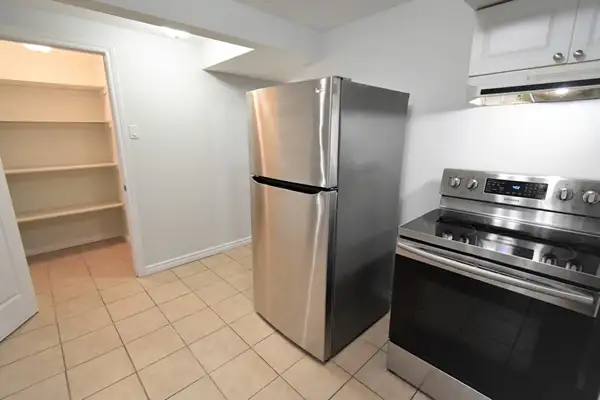 Beautiful 2 Bed, 2 Bath Basement Apartment, College Cres. - Photo 4