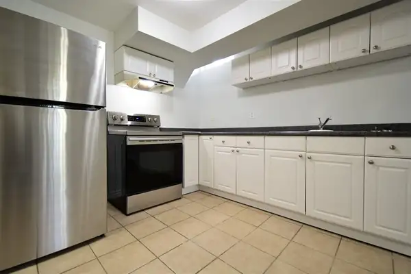 Beautiful 2 Bed, 2 Bath Basement Apartment, College Cres. - Photo 5