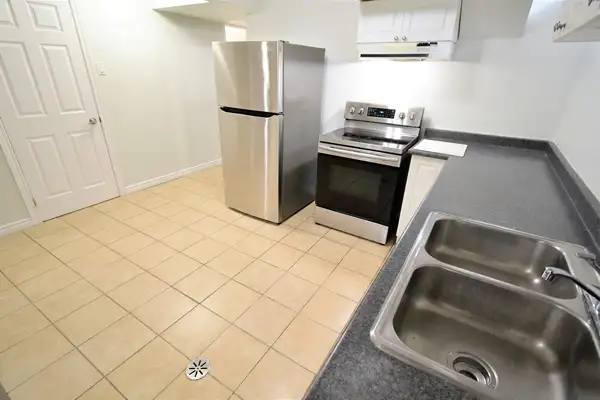 Beautiful 2 Bed, 2 Bath Basement Apartment, College Cres. - Photo 6