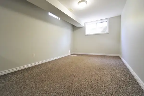Beautiful 2 Bed, 2 Bath Basement Apartment, College Cres. - Photo 8