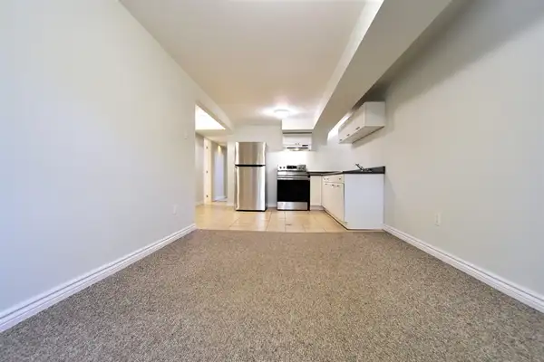 Beautiful 2 Bed, 2 Bath Basement Apartment, College Cres. - Photo 9