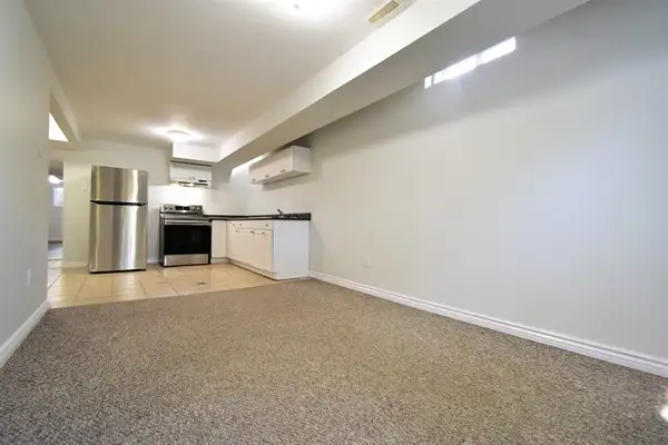 Beautiful 2 Bed, 2 Bath Basement Apartment, College Cres. - Photo 10
