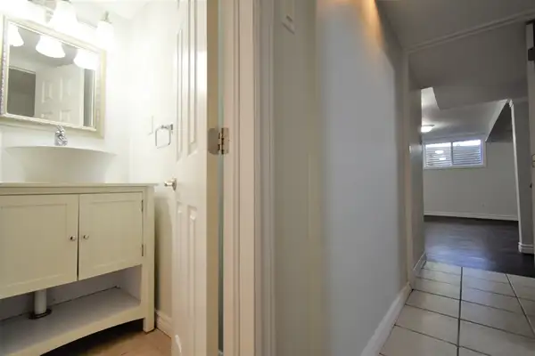 Beautiful 2 Bed, 2 Bath Basement Apartment, College Cres. - Photo 11