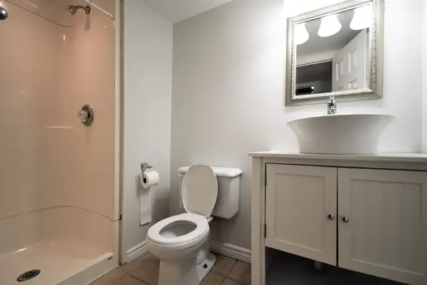 Beautiful 2 Bed, 2 Bath Basement Apartment, College Cres. - Photo 12