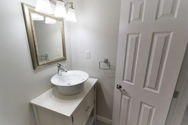 Beautiful 2 Bed, 2 Bath Basement Apartment, College Cres. - Photo 13