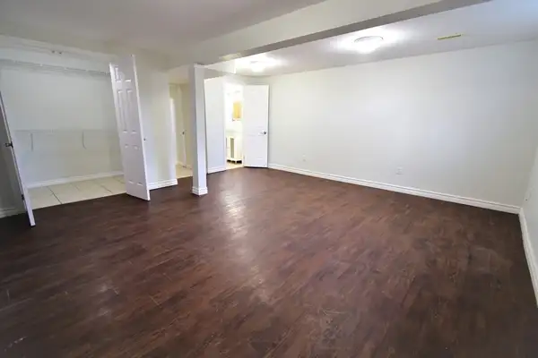 Beautiful 2 Bed, 2 Bath Basement Apartment, College Cres. - Photo 16