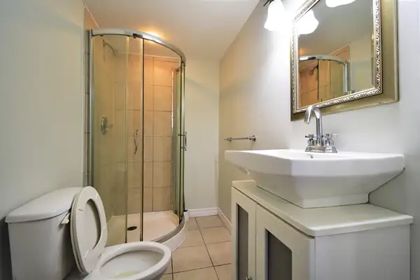 Beautiful 2 Bed, 2 Bath Basement Apartment, College Cres. - Photo 17