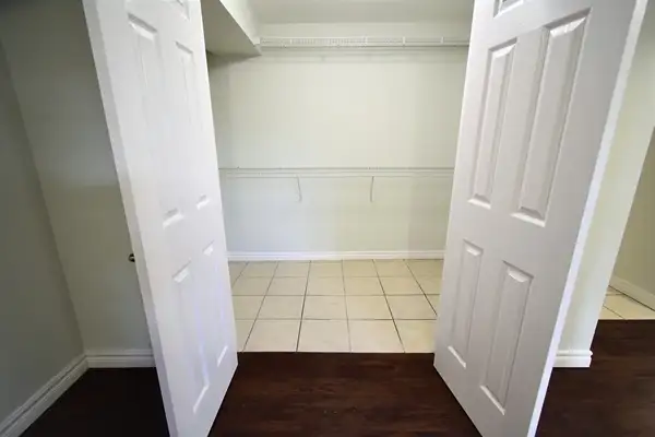 Beautiful 2 Bed, 2 Bath Basement Apartment, College Cres. - Photo 18