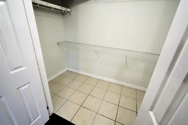 Beautiful 2 Bed, 2 Bath Basement Apartment, College Cres. - Photo 19