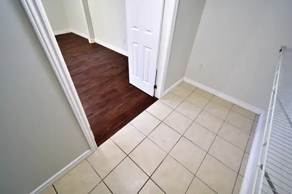 Beautiful 2 Bed, 2 Bath Basement Apartment, College Cres. - Photo 20