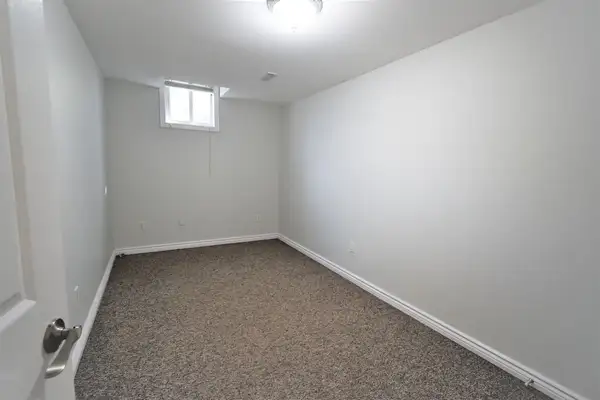 Beautiful 2 Bed, 2 Bath Basement Apartment, College Cres. - Photo 21