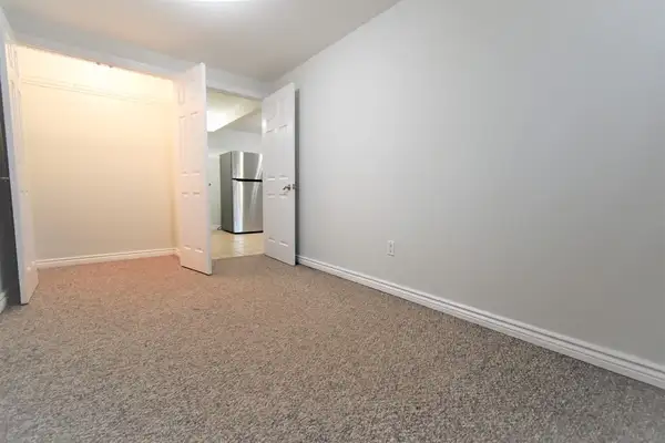 Beautiful 2 Bed, 2 Bath Basement Apartment, College Cres. - Photo 22