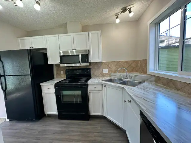 AIRDRIE: Rent to Own 3 Bedroom Townhome in Sagewood - Photo 4