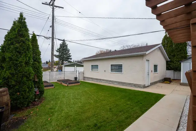 3bdrm 1040sqft Bungalow loaded w/ upgrades   26x24 dbl det Grg - Photo 2