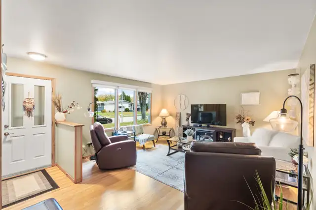 3bdrm 1040sqft Bungalow loaded w/ upgrades   26x24 dbl det Grg - Photo 3