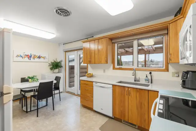 3bdrm 1040sqft Bungalow loaded w/ upgrades   26x24 dbl det Grg - Photo 4