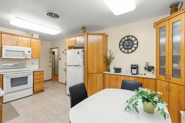 3bdrm 1040sqft Bungalow loaded w/ upgrades   26x24 dbl det Grg - Photo 5