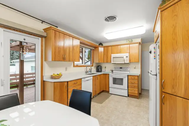 3bdrm 1040sqft Bungalow loaded w/ upgrades   26x24 dbl det Grg - Photo 6